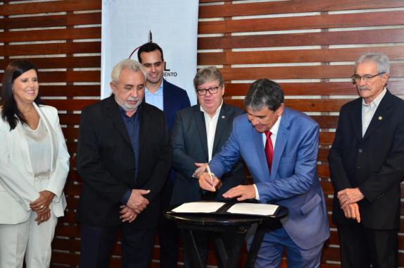 Farol da PB assina convênio com Governo Federal e Estadual