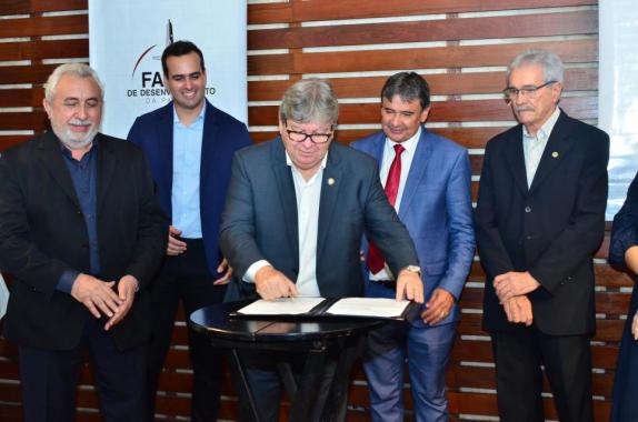 Farol da PB assina convênio com Governo Federal e Estadual
